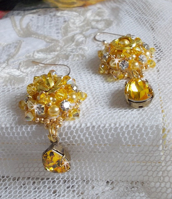BO Girassol Ouro bordado com cristais Swarovski, rosas metálicas e missangas de sementes Miyuki