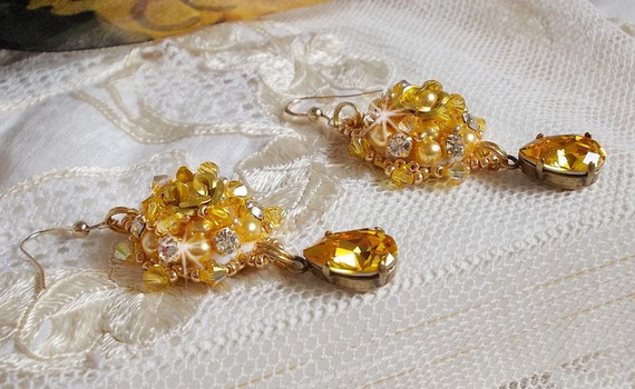 BO Girassol Ouro bordado com cristais Swarovski, rosas metálicas e missangas de sementes Miyuki