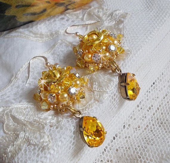 BO Girassol Ouro bordado com cristais Swarovski, rosas metálicas e missangas de sementes Miyuki