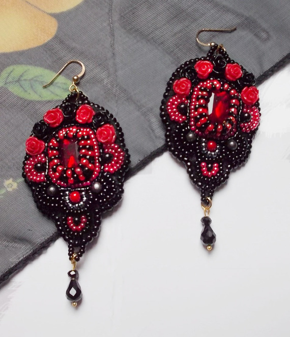 BO Meia-noite em Paris bordado com cristais Swarovski, rosas de resina vermelha, contas de pérolas, contas de sementes e ganchos de ouvido de 14 quilates cheios de ouro
