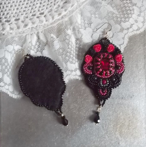 BO Meia-noite em Paris bordado com cristais Swarovski, rosas de resina vermelha, contas de pérolas, contas de sementes e ganchos de ouvido de 14 quilates cheios de ouro