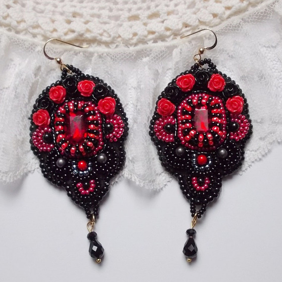 BO Meia-noite em Paris bordado com cristais Swarovski, rosas de resina vermelha, contas de pérolas, contas de sementes e ganchos de ouvido de 14 quilates cheios de ouro