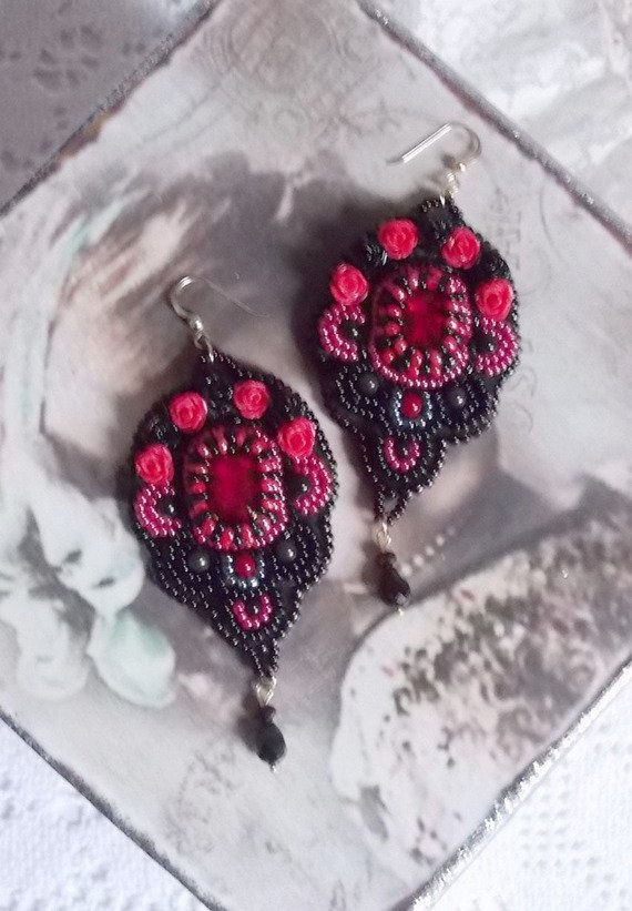 BO Meia-noite em Paris bordado com cristais Swarovski, rosas de resina vermelha, contas de pérolas, contas de sementes e ganchos de ouvido de 14 quilates cheios de ouro