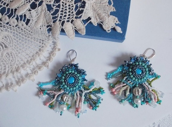 BO La Petite Sirène bordado com contas de pedra preciosa (cabochões turquesa e lascas de pedra lunar), cristais Swarovski, contas de pérolas, contas de sementes e 925 ganchos para as orelhas de prata