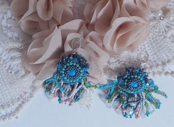 BO La Petite Sirène bordado com contas de pedra preciosa (cabochões turquesa e lascas de pedra lunar), cristais Swarovski, contas de pérolas, contas de sementes e 925 ganchos para as orelhas de prata