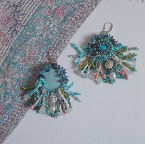 BO La Petite Sirène bordado com contas de pedra preciosa (cabochões turquesa e lascas de pedra lunar), cristais Swarovski, contas de pérolas, contas de sementes e 925 ganchos para as orelhas de prata