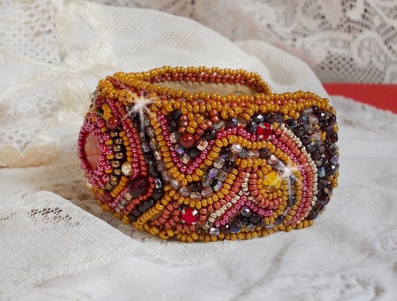 Pulseira de punho Red Jasper bordada com um cabochon Red Jasper, cristais Swarovski e missangas de sementes