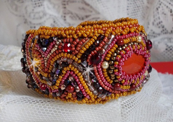 Pulseira de punho Red Jasper bordada com um cabochon Red Jasper, cristais Swarovski e missangas de sementes