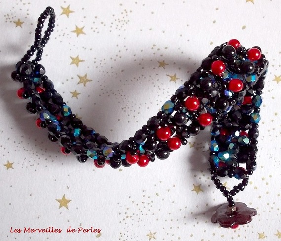 Pulseira de contas de veludo preto e vermelho com facetas e pérolas de vidro