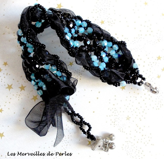 Pulseira Prestige com facetas pretas e azuis e fita de organza