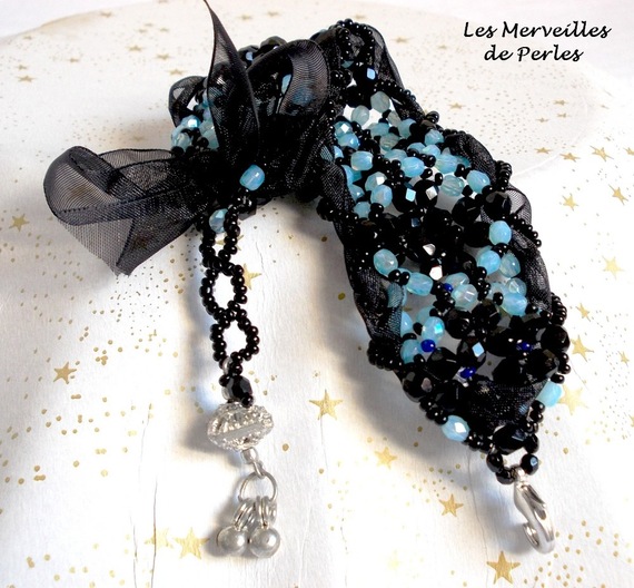 Pulseira Prestige com facetas pretas e azuis e fita de organza