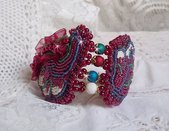 Pulseira de Outono encantadora bordada com cristais Swarovski, contas redondas de resina perolada, rendas e contas de sementes