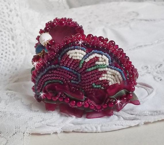 Pulseira de Outono encantadora bordada com cristais Swarovski, contas redondas de resina perolada, rendas e contas de sementes