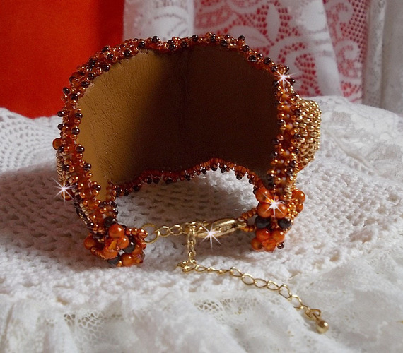 Pulseira de punho laranja Haute-Couture bordada com cristais Swarovski e missangas de sementes Miyuki.