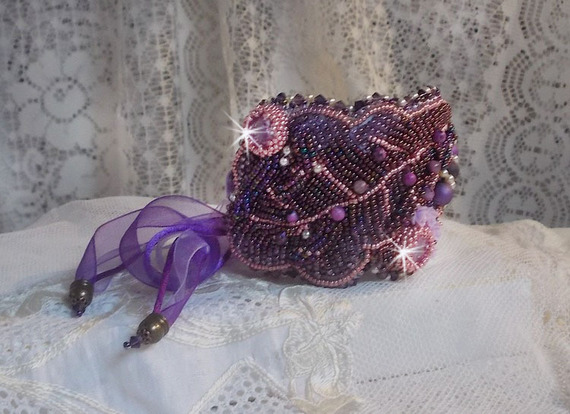 Pulseira de pedra púrpura chinesa bordada com pedras finas: Sugilites, cristais Swarovski, missangas de sementes e uma fita Organza púrpura