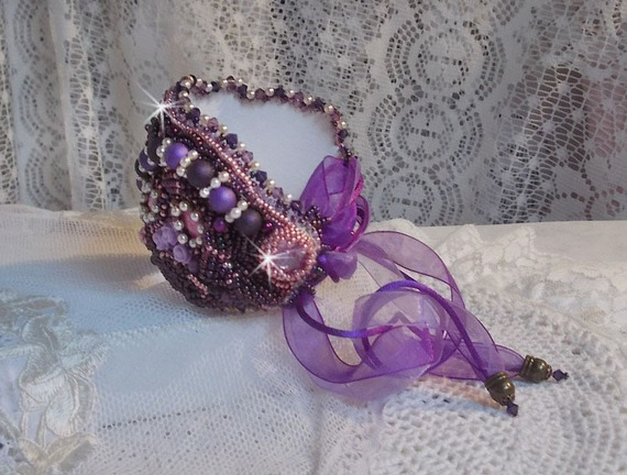 Pulseira de pedra púrpura chinesa bordada com pedras finas: Sugilites, cristais Swarovski, missangas de sementes e uma fita Organza púrpura