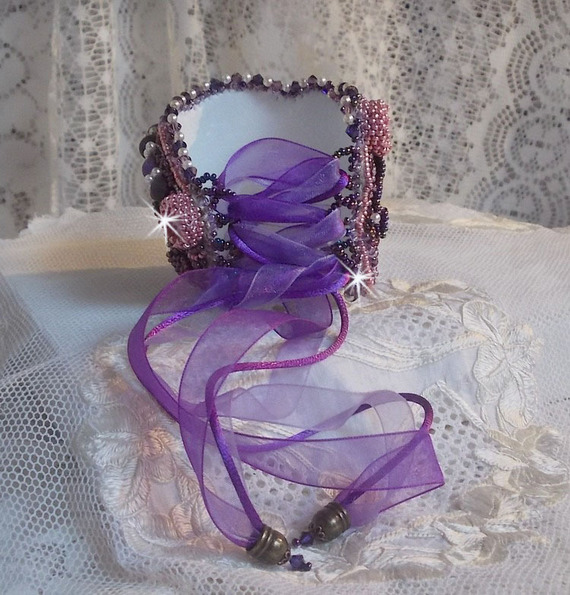 Pulseira de pedra púrpura chinesa bordada com pedras finas: Sugilites, cristais Swarovski, missangas de sementes e uma fita Organza púrpura