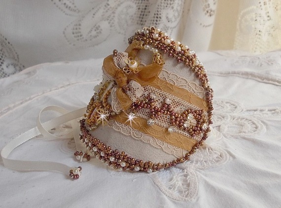Reflets de Rosée cuff bracelete bordada com pérolas, cristais Swarovski, contas de sementes e renda antiga