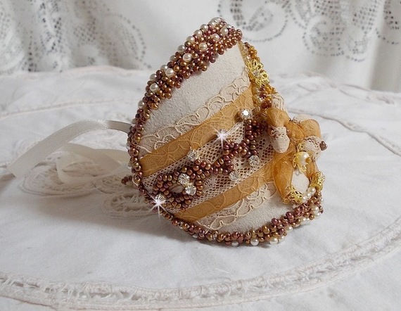 Reflets de Rosée cuff bracelete bordada com pérolas, cristais Swarovski, contas de sementes e renda antiga