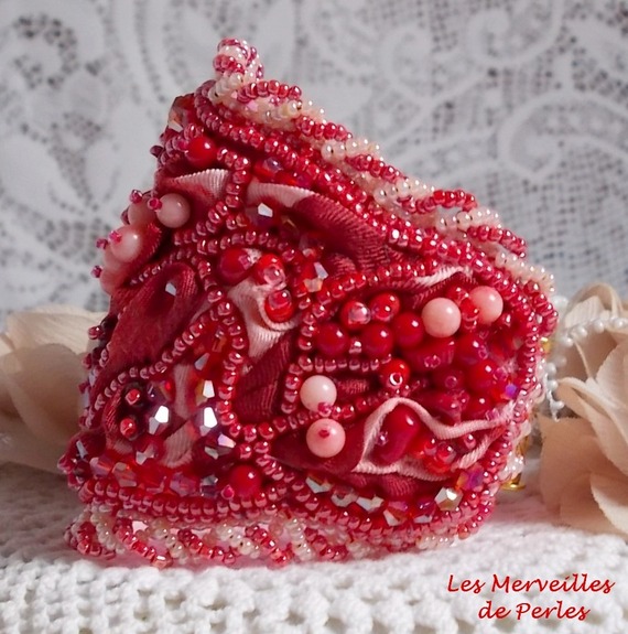 Pulseira de punho de coralie bordada com coral vermelho, rosa claro e pérolas de sementes