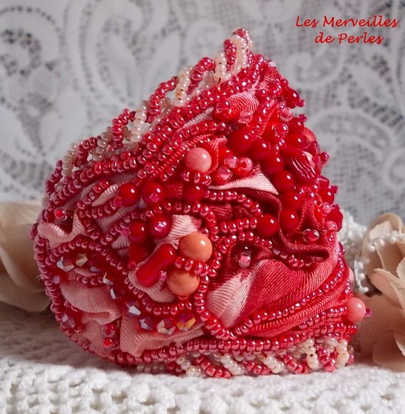 Pulseira de punho de coralie bordada com coral vermelho, rosa claro e pérolas de sementes
