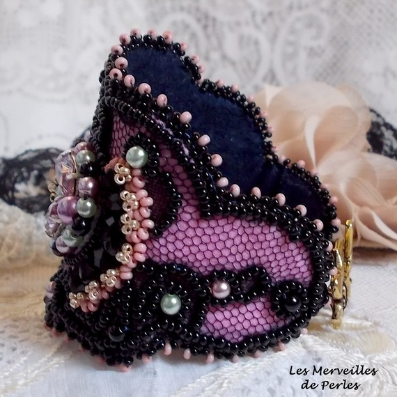 Pulseira de punho de marquesa bordada com cristais Swarovski, renda preta antiga de 1950, pérolas de água doce e pérolas de sementes