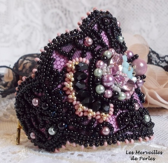 Pulseira de punho de marquesa bordada com cristais Swarovski, renda preta antiga de 1950, pérolas de água doce e pérolas de sementes
