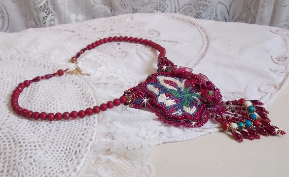 Colar Enchantement d'Automne bordado com pérolas de Bordeaux, renda, várias pérolas e pérolas de sementes