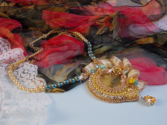 Pingente Haute-Couture Sunflower Gold bordado com contas de sementes douradas de 24 quilates, uma opala malgaxe e cristais Swarovski.