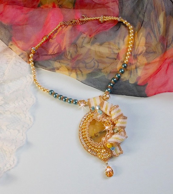 Pingente Haute-Couture Sunflower Gold bordado com contas de sementes douradas de 24 quilates, uma opala malgaxe e cristais Swarovski.