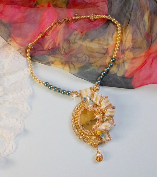 Pingente Haute-Couture Sunflower Gold bordado com contas de sementes douradas de 24 quilates, uma opala malgaxe e cristais Swarovski.