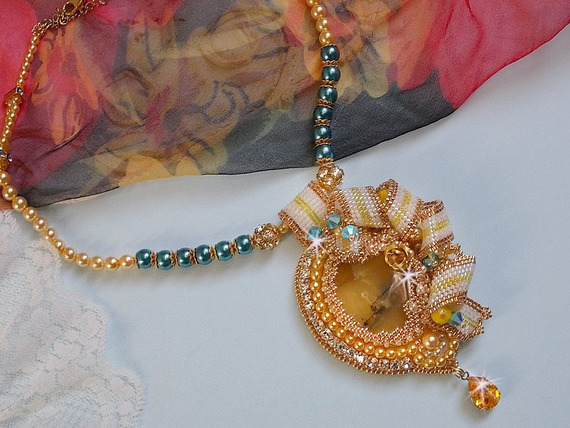 Pingente Haute-Couture Sunflower Gold bordado com contas de sementes douradas de 24 quilates, uma opala malgaxe e cristais Swarovski.