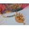 Pingente Haute-Couture Sunflower Gold bordado com contas de sementes douradas de 24 quilates, uma opala malgaxe e cristais Swarovski.