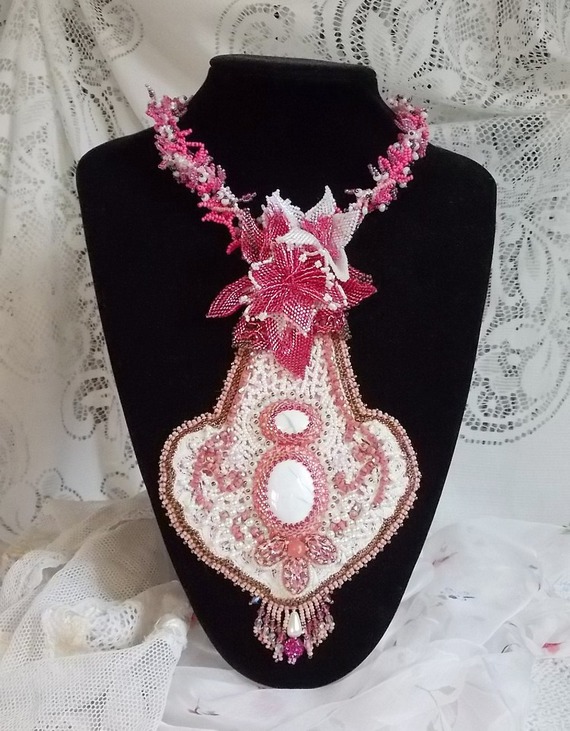 Colar de lírios cor-de-rosa com gema de Howlite branca, contas de sementes, rendas e várias contas estilo Haute-Couture