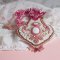Colar de lírios cor-de-rosa com gema de Howlite branca, contas de sementes, rendas e várias contas estilo Haute-Couture