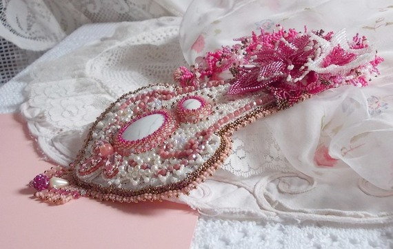 Colar de lírios cor-de-rosa com gema de Howlite branca, contas de sementes, rendas e várias contas estilo Haute-Couture