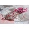Colar de lírios cor-de-rosa com gema de Howlite branca, contas de sementes, rendas e várias contas estilo Haute-Couture