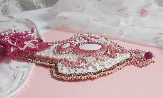 Colar de lírios cor-de-rosa com gema de Howlite branca, contas de sementes, rendas e várias contas estilo Haute-Couture