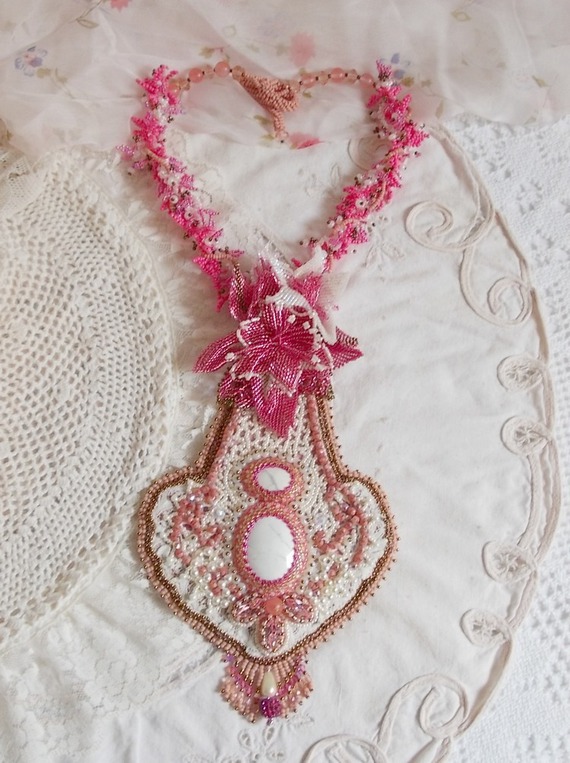 Colar de lírios cor-de-rosa com gema de Howlite branca, contas de sementes, rendas e várias contas estilo Haute-Couture