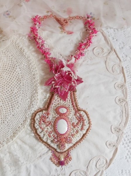 Colar de lírios cor-de-rosa com gema de Howlite branca, contas de sementes, rendas e várias contas estilo Haute-Couture
