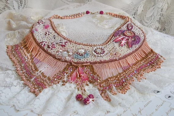 Colar Rosa Eterna bordado com pedras semi-preciosas e cheio de contas de várias qualidades