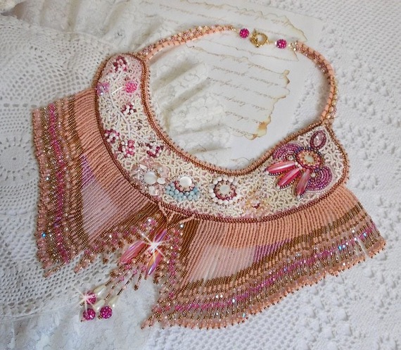 Colar Rosa Eterna bordado com pedras semi-preciosas e cheio de contas de várias qualidades