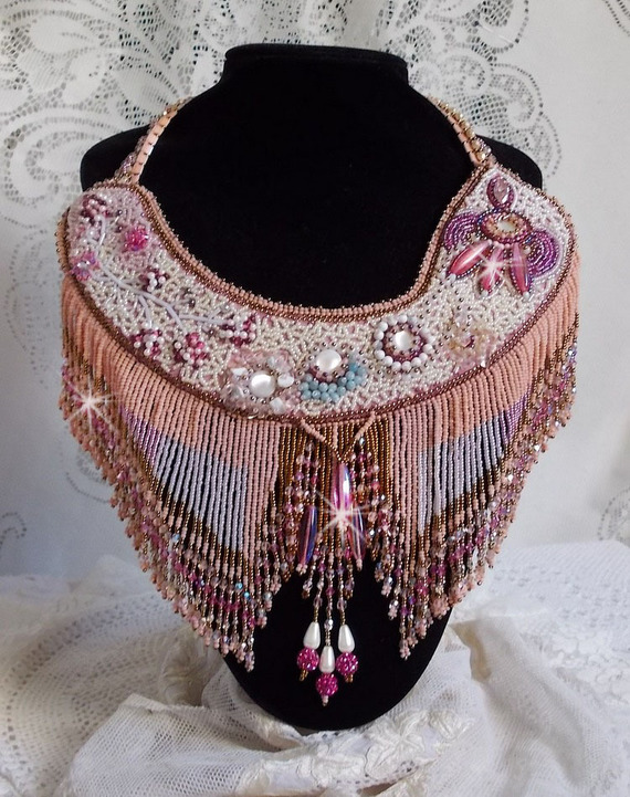 Colar Rosa Eterna bordado com pedras semi-preciosas e cheio de contas de várias qualidades
