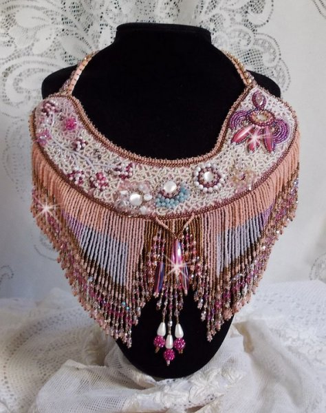 Colar Rosa Eterna bordado com pedras semi-preciosas e cheio de contas de várias qualidades
