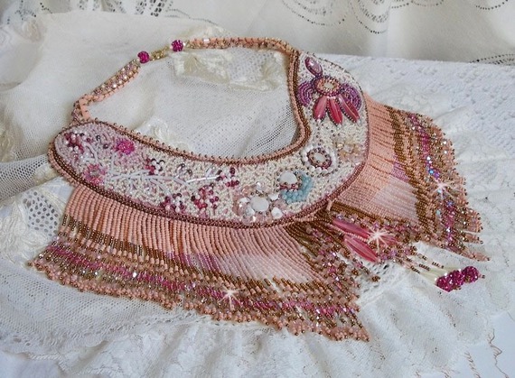 Colar Rosa Eterna bordado com pedras semi-preciosas e cheio de contas de várias qualidades