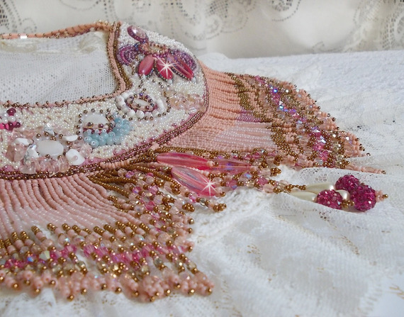 Colar Rosa Eterna bordado com pedras semi-preciosas e cheio de contas de várias qualidades