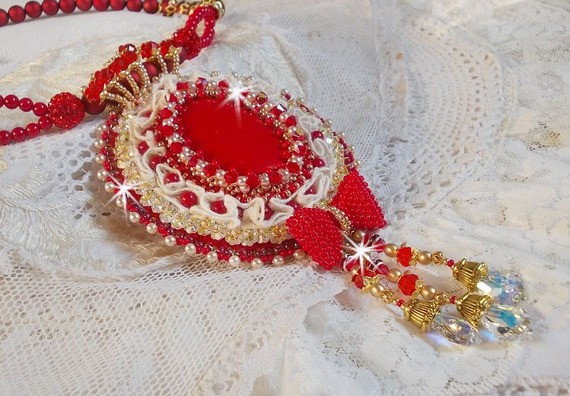 Nous Deux Haute-Couture pingente barroco bordado com pérolas semi-preciosas e cristal Swarovski 