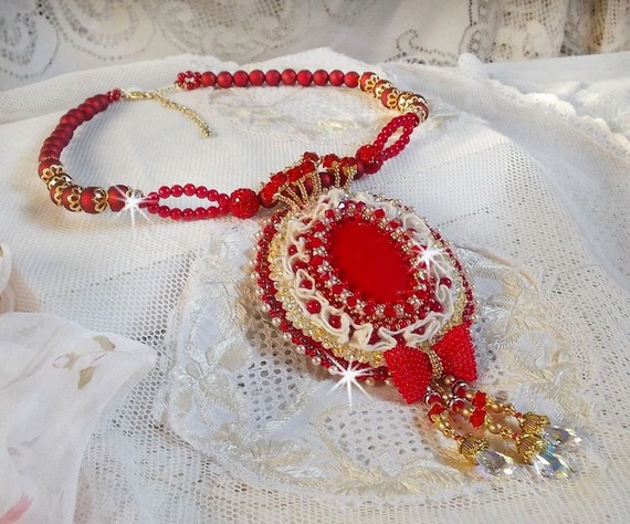 Nous Deux Haute-Couture pingente barroco bordado com pérolas semi-preciosas e cristal Swarovski 