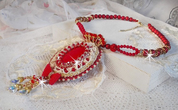 Nous Deux Haute-Couture pingente barroco bordado com pérolas semi-preciosas e cristal Swarovski 