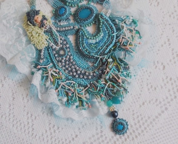 Colar Plastron La Petite Sirène Haute-Couture bordado com pedras semi-preciosas de Howlite, Moonstones e Cristais